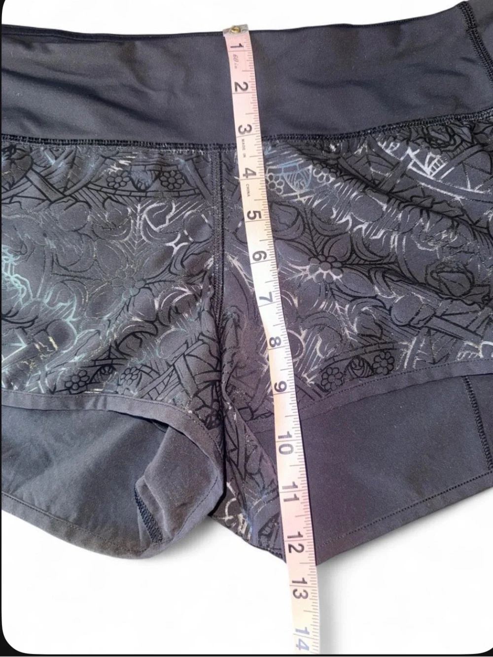 lululemon Athletica Run Speed Short 2-way Stretch Black w abstract line pattern